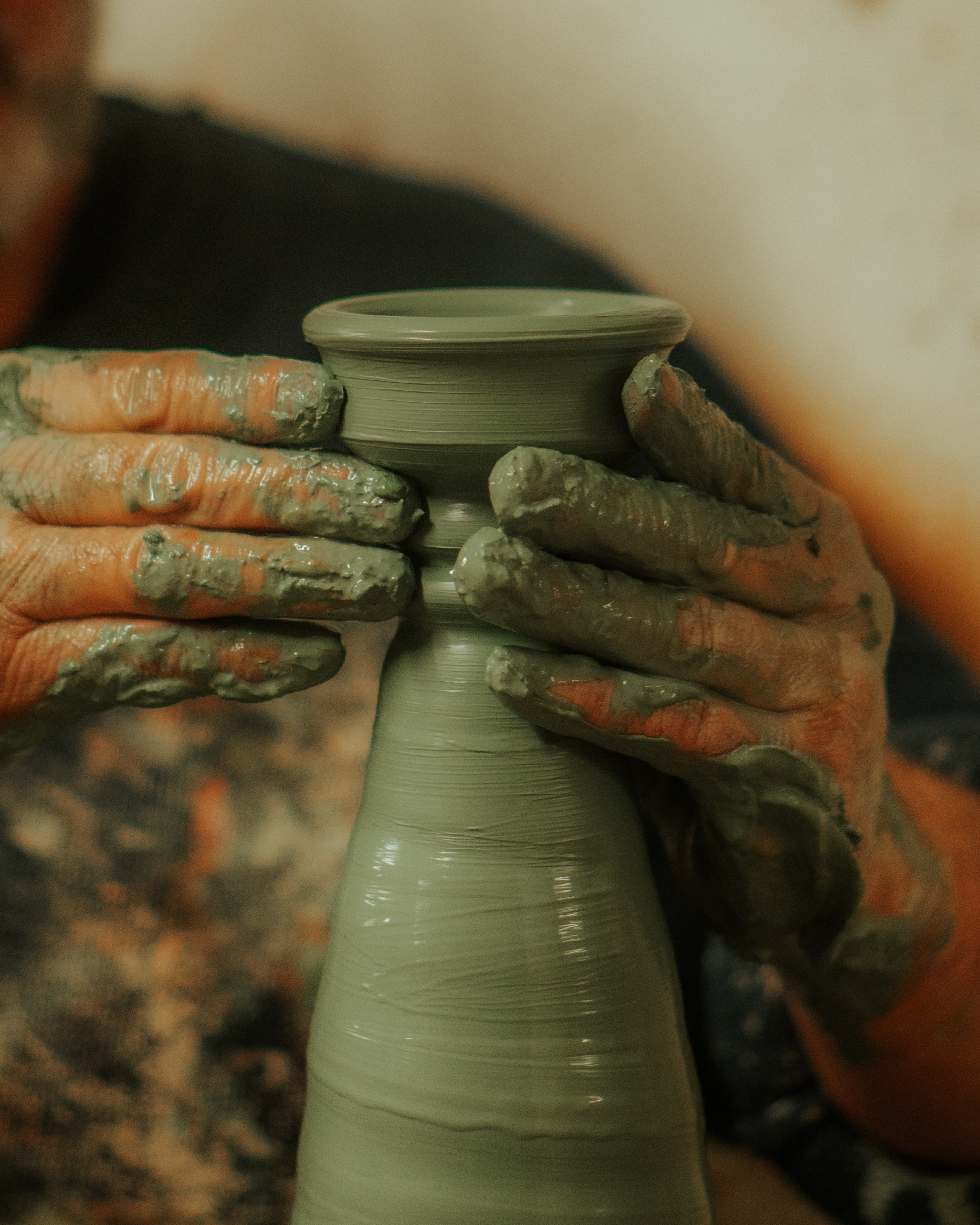 alfarero creando la nueva cazoleta hispalis edicion plaza de Espa&ntilde;a