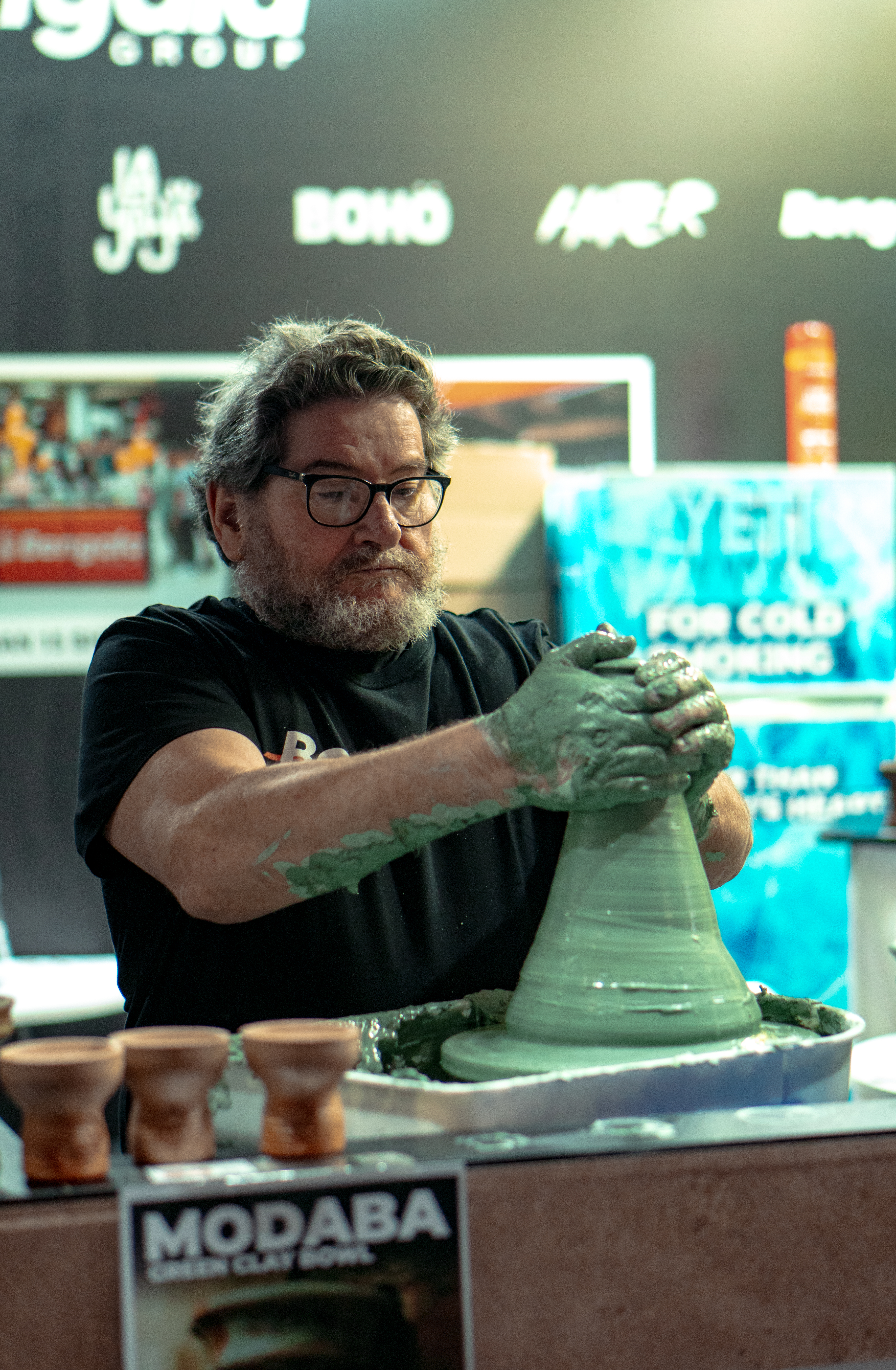 Artesano modelando una cazoleta Modaba Bowl en arcilla verde durante ShishaMesse 2026